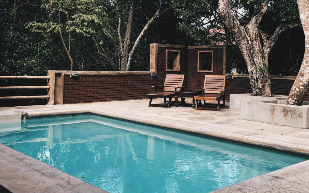 La piscine sans margelles, tendance et contemporaine ?