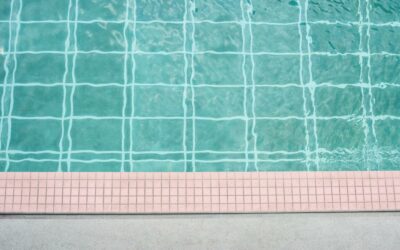 Nettoyer les margelles d’une piscine : comment les entretenir ?